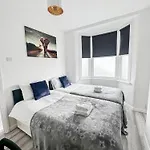 Stratford 3 Bed Garden Home By Dluxoria Short Lets & Serviced Accommodation Greater London